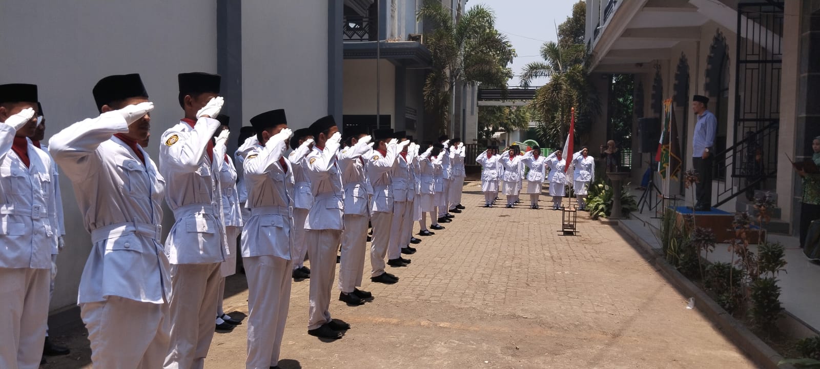 Persiapan Paskibra SMA/SMK Ma’arif NU 04 Pakis Jelang Peringatan HUT RI