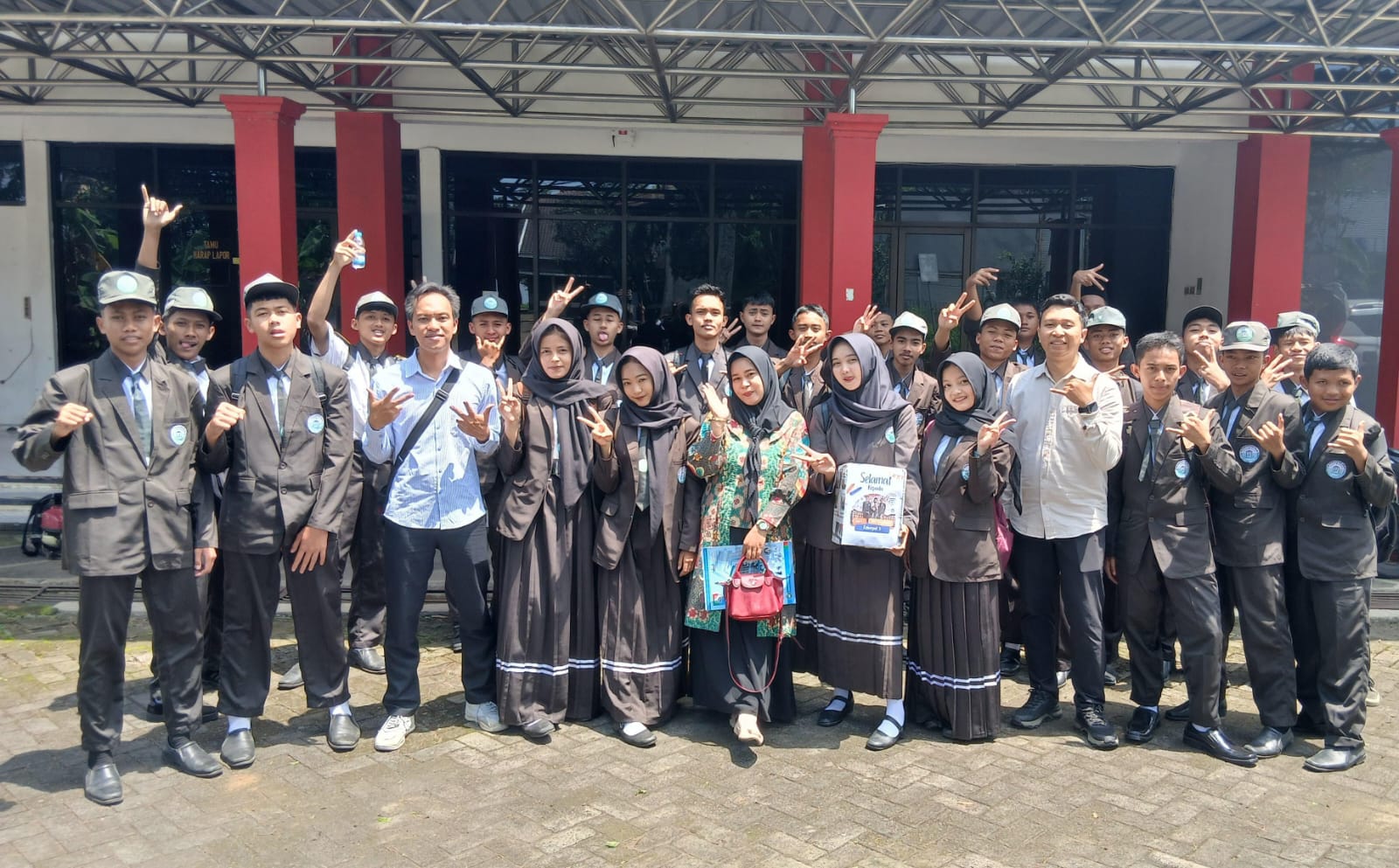 Kunjungan Industri Kelas X TKJ ke PT Telkom Buring